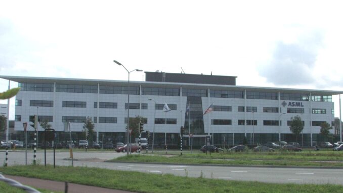 Sede da ASML em Veldhoven, Países Baixos Prédio moderno da sede da ASML em Veldhoven, Holanda, com fachada branca e janelas de vidro, mostrando bandeiras na frente e carros estacionados ao redor.
