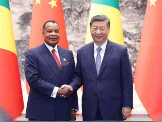 Presidentes Xi Jinping e Denis Sassou Nguesso durante a assinatura de documentos de cooperação no Grande Salão do Povo, Pequim, setembro de 2024.