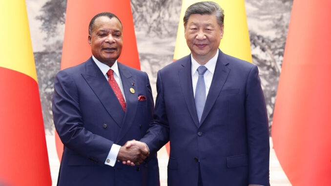 Assinatura de Parceria Sino-Congolesa em Pequim Presidentes Xi Jinping e Denis Sassou Nguesso durante a assinatura de documentos de cooperação no Grande Salão do Povo, Pequim, setembro de 2024.