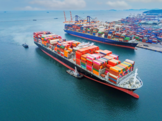 Navios cargueiros atracados em porto brasileiro, representando a exportação de carne do Brasil para o mercado internacional.