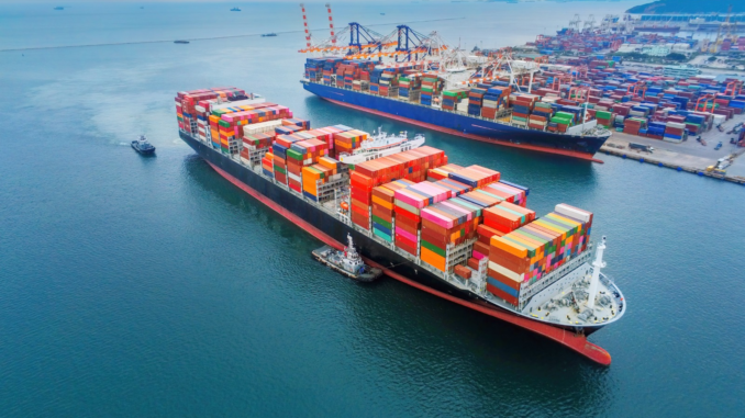 Exportação de Carne Brasileira em Destaque: UE Monitorará Importações Navios cargueiros atracados em porto brasileiro, representando a exportação de carne do Brasil para o mercado internacional.