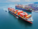 Navios cargueiros atracados em porto brasileiro, representando a exportação de carne do Brasil para o mercado internacional.