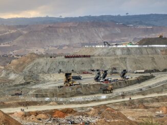 Vista aérea de uma mina de jade em Hpakant, Mianmar, mostrando áreas de mineração extensas.