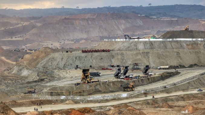 Vista aérea de uma mina de jade em Hpakant, Mianmar, mostrando áreas de mineração extensas.
