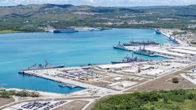 Vista aérea da Base Naval dos EUA em Guam mostrando navios da Austrália, Japão, Coreia do Sul e EUA durante o exercício militar Pacific Vanguard 2019.