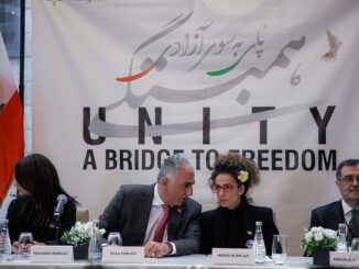 Fotografia de Mahsa Amini, Reza Pahlavi e Masih Alinejad em evento de solidariedade, simbolizando apoio à democracia e aos direitos humanos no Irã.