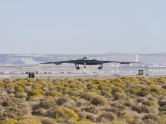 B-21 Raider, bombardeiro stealth, aterrissando em Edwards Air Force Base durante testes de voo.