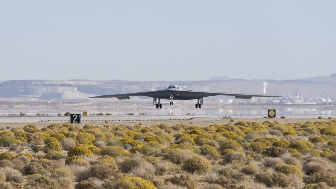 B-21 Raider: Desempenho em Primeiro Voo de Teste B-21 Raider, bombardeiro stealth, aterrissando em Edwards Air Force Base durante testes de voo.