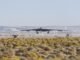 B-21 Raider, bombardeiro stealth, aterrissando em Edwards Air Force Base durante testes de voo.