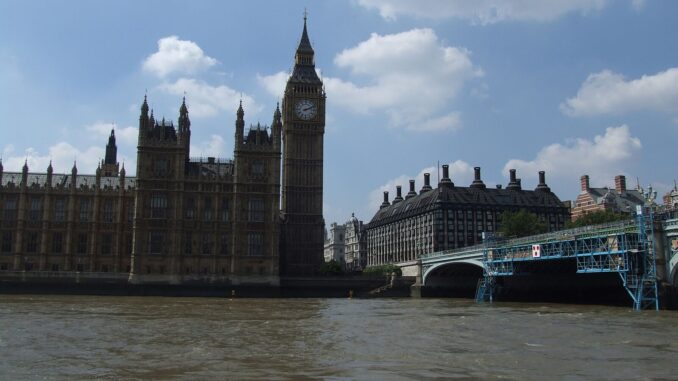 Vista do Big Ben e das Casas do Parlamento em Londres, Reino Unido, representando a política e a economia britânica.