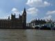 Vista do Big Ben e das Casas do Parlamento em Londres, Reino Unido, representando a política e a economia britânica.