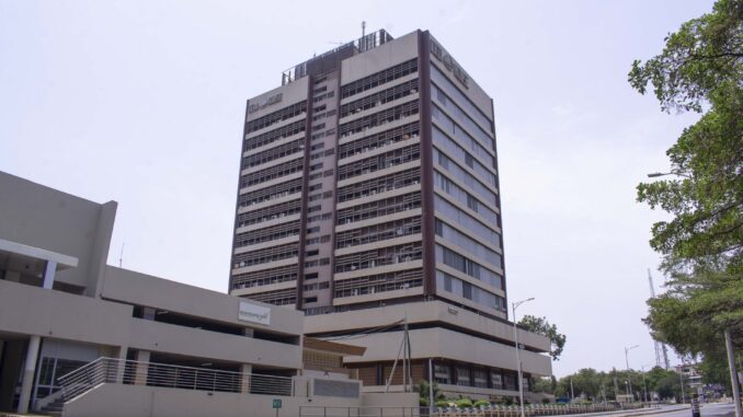 Centro Financeiro de Accra, Gana Vista aérea do moderno centro financeiro de Accra, Gana, com prédios comerciais e infraestrutura econômica.
