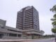 Vista aérea do moderno centro financeiro de Accra, Gana, com prédios comerciais e infraestrutura econômica.