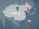 Mapa estilizado da Ásia mostrando crescimento industrial na China e Índia (setas verdes) e contração no Japão, Coreia do Sul e Taiwan (setas vermelhas), com ícones de veículos elétricos e semicondutores sobre a China e um ícone de indústria na região da Ásia-Pacífico.