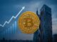 Gráfico financeiro em crescimento com o logotipo do Bitcoin em destaque e prédios corporativos modernos ao fundo, simbolizando a adoção de criptomoedas pela empresa WiseLink em Taiwan.