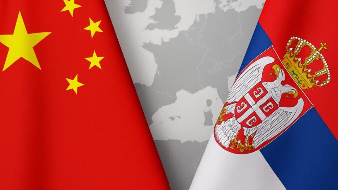 china-servia-tratado-extradicao.png Bandeiras da China e da Sérvia lado a lado, simbolizando o tratado de extradição entre os dois países.