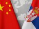 Bandeiras da China e da Sérvia lado a lado, simbolizando o tratado de extradição entre os dois países.