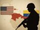Silhueta de soldado em posição defensiva com as bandeiras da Venezuela e dos Estados Unidos ao fundo, representando a tensão militar entre os dois países.
