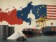 Navios cargueiros sendo carregados em portos com barris de petróleo e minério, com bandeiras da Rússia, União Europeia e Estados Unidos ao fundo, simbolizando o comércio internacional e a geopolítica.