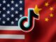 Logo do TikTok sobreposto às bandeiras dos Estados Unidos e da China, simbolizando o acordo que permite à plataforma continuar operando legalmente nos EUA.