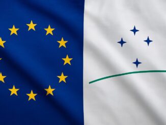 Bandeiras da União Europeia e do Mercosul lado a lado, simbolizando o acordo de livre-comércio.