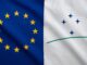Bandeiras da União Europeia e do Mercosul lado a lado, simbolizando o acordo de livre-comércio.