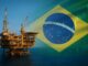 Plataforma de petróleo no mar com a bandeira do Brasil ao fundo, simbolizando o recorde histórico de produção de petróleo do país em 2025.