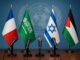 lustração de mesa de negociações com microfones e bandeiras da França, Arábia Saudita, Israel e Palestina, representando proposta diplomática para solução de dois Estados no conflito israelo-palestino.