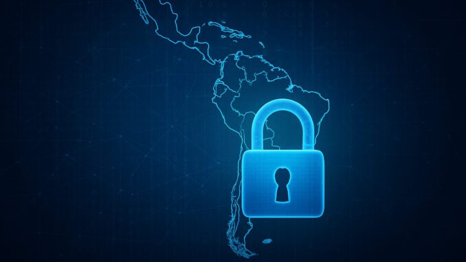 Mapa da América Latina com um cadeado digital sobreposto, representando cibersegurança e espionagem cibernética.