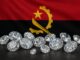 Diamantes lapidados com a bandeira de Angola ao fundo, simbolizando a presença estratégica do país na De Beers.