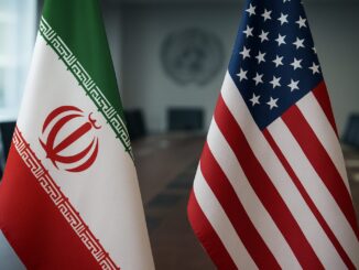 Bandeiras do Irã e dos Estados Unidos lado a lado em uma sala de conferências, simbolizando negociações diplomáticas internacionais.