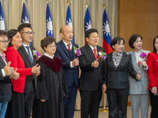 Juíza Hui-chin Yang posa ao lado de membros do Kuomintang da 11ª Legislatura em Taiwan