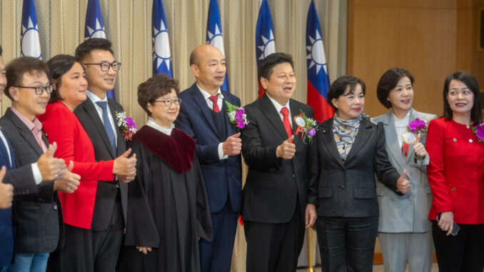 Delegação do Kuomintang com a juíza Hui-chin Yang Juíza Hui-chin Yang posa ao lado de membros do Kuomintang da 11ª Legislatura em Taiwan