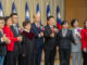 Juíza Hui-chin Yang posa ao lado de membros do Kuomintang da 11ª Legislatura em Taiwan