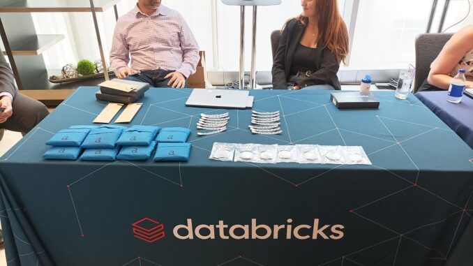 Expansão da Databricks no Brasil Estande da Databricks em evento de tecnologia, representando a expansão da empresa no Brasil e na América Latina.