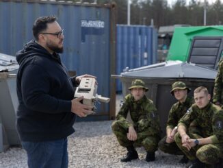 Soldados estonianos participando de treinamento com drones durante o exercício Hedgehog 25, maio de 2025.