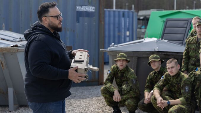 Soldados estonianos participando de treinamento com drones durante o exercício Hedgehog 25, maio de 2025.