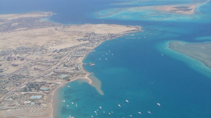 Tensão no Mar Vermelho: Retaliação dos Houthis Vista aérea da costa egípcia do Mar Vermelho em Hurghada, representando rotas marítimas estratégicas no contexto do conflito no Oriente Médio.