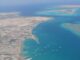 Vista aérea da costa egípcia do Mar Vermelho em Hurghada, representando rotas marítimas estratégicas no contexto do conflito no Oriente Médio.