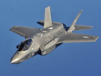 Caça F-35 Lightning II da Força Aérea dos Estados Unidos em manobra aérea