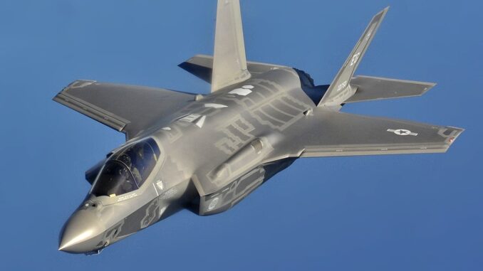 Caça F-35 Lightning II da Força Aérea dos Estados Unidos em manobra aérea