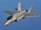 Caça F-35 Lightning II da Força Aérea dos Estados Unidos em manobra aérea