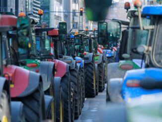 Tratores bloqueando ruas no bairro europeu de Bruxelas durante protesto de agricultores.