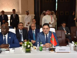 Ministro das Relações Exteriores de Marrocos, Nasser Bourita, sentado à mesa durante a reunião preparatória dos Ministros dos Negócios Estrangeiros em Doha, antes da Cimeira Árabe-Islâmica de emergência.