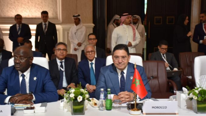 Ministro das Relações Exteriores de Marrocos, Nasser Bourita, sentado à mesa durante a reunião preparatória dos Ministros dos Negócios Estrangeiros em Doha, antes da Cimeira Árabe-Islâmica de emergência.