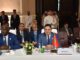 Ministro das Relações Exteriores de Marrocos, Nasser Bourita, sentado à mesa durante a reunião preparatória dos Ministros dos Negócios Estrangeiros em Doha, antes da Cimeira Árabe-Islâmica de emergência.