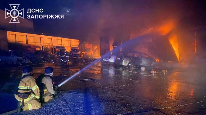 Bombardeio em Zaporizhia: Incêndios e vítimas civis após ataque russo Equipes de resgate combatem incêndio em veículos e prédios após ataque russo com foguetes em Zaporizhia, Ucrânia.