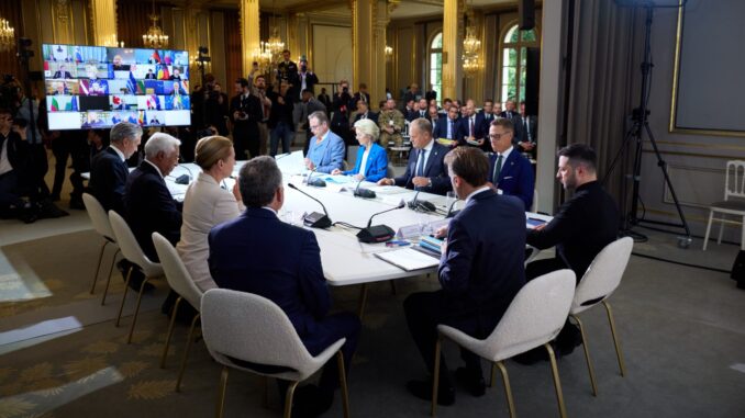 Cimeira em Paris reforça apoio europeu à Ucrânia Líderes europeus, incluindo Emmanuel Macron e Ursula von der Leyen, reunidos em torno de mesa durante cimeira em Paris, com participação de Volodymyr Zelensky e representantes internacionais, discutindo apoio à Ucrânia.