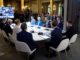 Líderes europeus, incluindo Emmanuel Macron e Ursula von der Leyen, reunidos em torno de mesa durante cimeira em Paris, com participação de Volodymyr Zelensky e representantes internacionais, discutindo apoio à Ucrânia.