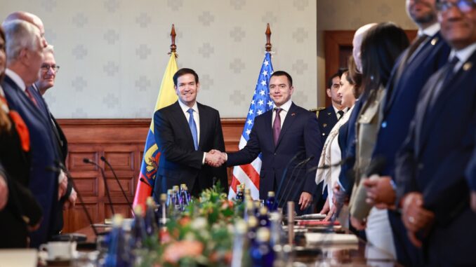 Daniel Noboa e EUA fortalecem cooperação contra grupos terroristas Presidente do Equador, Daniel Noboa, apertando a mão de um representante dos Estados Unidos durante reunião oficial, com bandeiras do Equador e dos EUA ao fundo, em 4 de setembro de 2025.